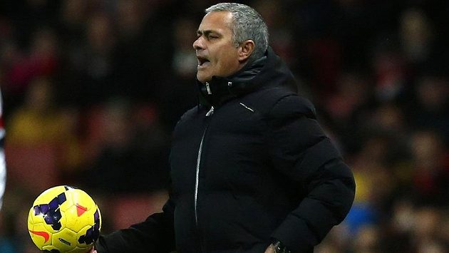 Kouč Chelsea José Mourinho během zápasu s Arsenalem. Kouč Chelsea José Mourinho během zápasu s Arsenalem.