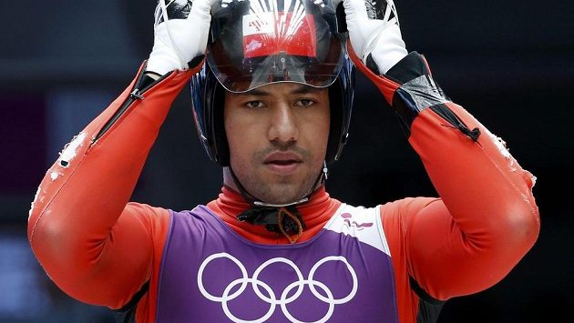 Bruno Banani z Tongy se připravuje na svoji jízdu v olympijské soutěži sáňkařů. Bruno Banani z Tongy se připravuje na svoji jízdu v olympijské soutěži sáňkařů.