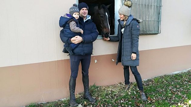 Parkurový jezdec Aleš Opatrný se synem Oliverem a partnerkou Natálií Roučkovou na ranči v Hořovicích. Parkurový jezdec Aleš Opatrný se synem Oliverem a partnerkou Natálií Roučkovou na ranči v Hořovicích.