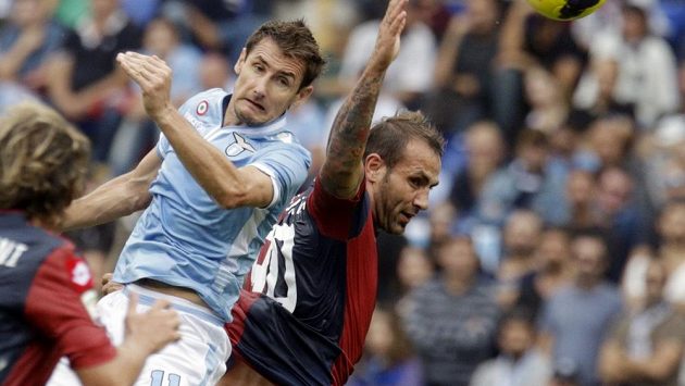 Pětatřicetiletý útočník Lazia Miroslav Klose (vlevo). Pětatřicetiletý útočník Lazia Miroslav Klose (vlevo).