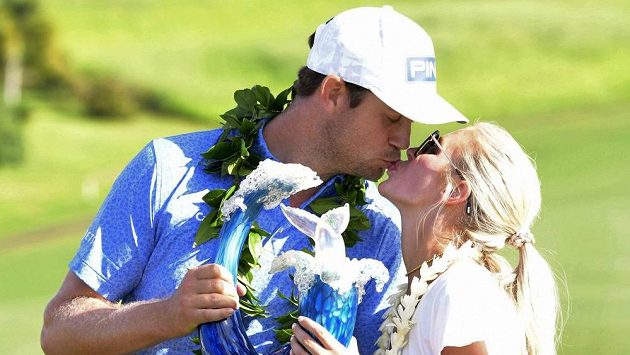 Americký golfista Harris English na turnaji v rezortu Kapalua na Havaji ukončil déle než sedmileté čekání na třetí triumf na PGA Tour. Na snímku líbá svou ženu Helen. Americký golfista Harris English na turnaji v rezortu Kapalua na Havaji ukončil déle než sedmileté čekání na třetí triumf na PGA Tour. Na snímku líbá svou ženu Helen.