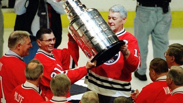 Stan Mikita (druhý zleva) se slavným Stanley Cupem. Stan Mikita (druhý zleva) se slavným Stanley Cupem.