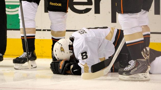 Útočník Anaheimu Teemu Selänne se těžce sbírá z ledu v zápase s Philadelphií. Útočník Anaheimu Teemu Selänne se těžce sbírá z ledu v zápase s Philadelphií.