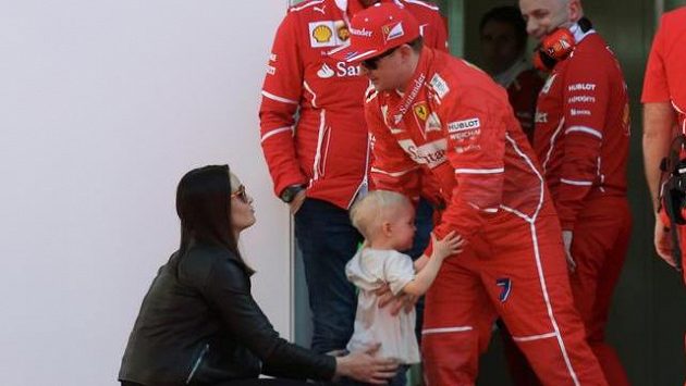 Prcek přinesl tátovi štěstí. Kimi Räikkönen během testů v Barceloně se synem Robinem a manželkou Minttu Virtanenovou. Prcek přinesl tátovi štěstí. Kimi Räikkönen během testů v Barceloně se synem Robinem a manželkou Minttu Virtanenovou.