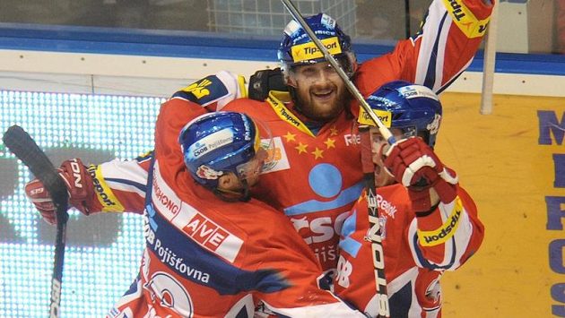 Jiří Cetkovský (uprostřed) oslavuje jednu ze svých branek Jiří Cetkovský (uprostřed) oslavuje jednu ze svých branek
