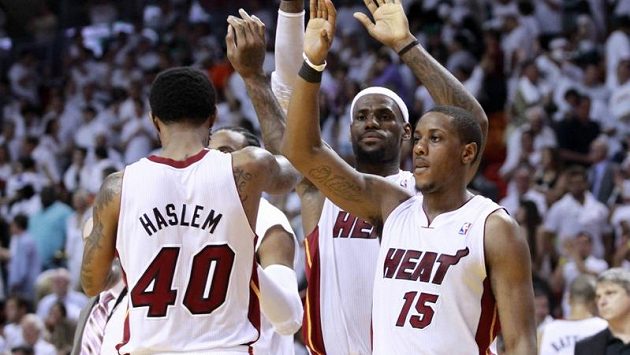 Basketbalisté Miami se radují z vydřené výhry ve druhém finále Východní konference NBA proti Bostonu. Basketbalisté Miami se radují z vydřené výhry ve druhém finále Východní konference NBA proti Bostonu.