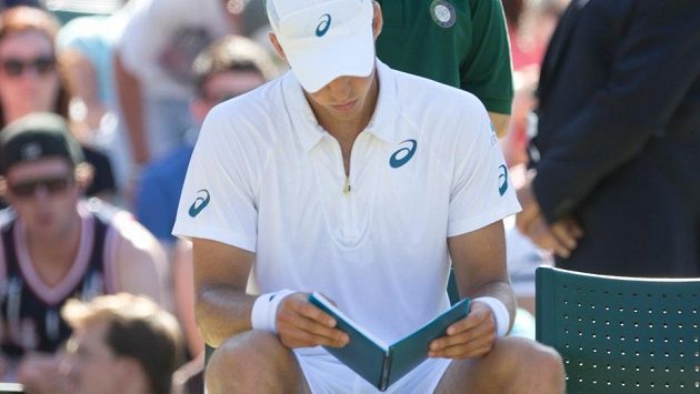 Kanadský tenista Vasek Pospisil si čte poznámky během výměny stran ve Wimbledonu. Kanadský tenista Vasek Pospisil si čte poznámky během výměny stran ve Wimbledonu.