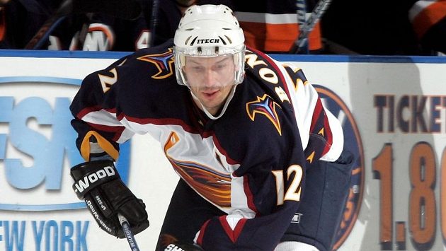 Slovenský kanonýr Peter Bondra v NHL v dresu Atlanty na archivním snímku z roku 2005. Slovenský kanonýr Peter Bondra v NHL v dresu Atlanty na archivním snímku z roku 2005.