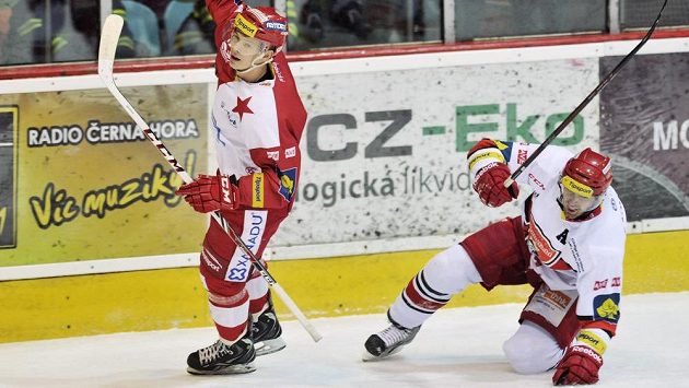 Útočník Slavie Pavel Klhůfek (vlevo) se raduje z gólu. Útočník Slavie Pavel Klhůfek (vlevo) se raduje z gólu.