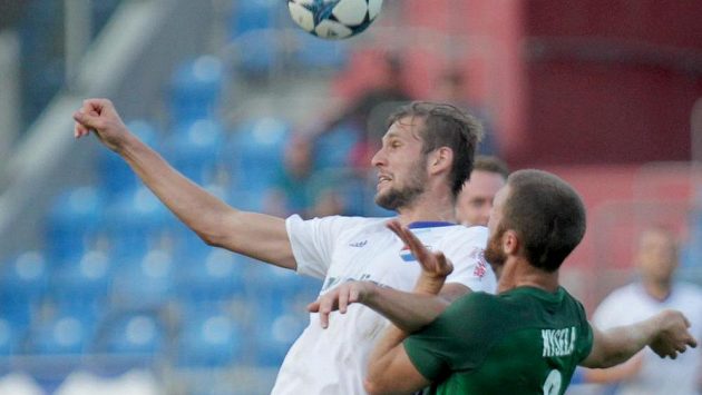 Marek Kysela (vpravo) z Jablonce ve vzdušném souboji s Tomášem Poznarem z Baníku Ostrava. Marek Kysela (vpravo) z Jablonce ve vzdušném souboji s Tomášem Poznarem z Baníku Ostrava.