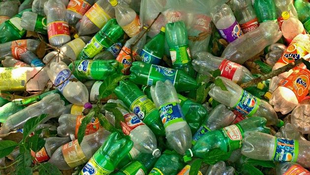 V roce 2016 se na celém světě prodalo 480 miliard plastových lahví. V roce 2016 se na celém světě prodalo 480 miliard plastových lahví.