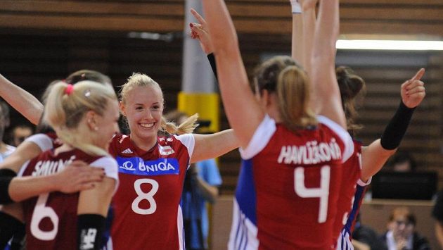České volejbalistky (zleva) Lucie Smutná, Barbora Purchartová a Aneta Havlíčková se radují z vítězství - ilustrační foto. České volejbalistky (zleva) Lucie Smutná, Barbora Purchartová a Aneta Havlíčková se radují z vítězství - ilustrační foto.