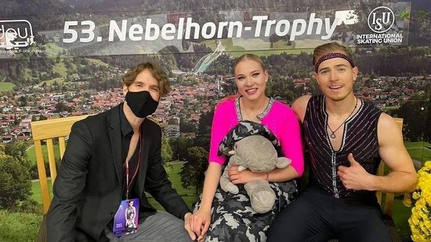 Natálie a Filip Taschlerovi se svým italským trenérem Matteem Zannim po olympijské kvalifikaci na Nebelhorn Trophy v Oberstdorfu. Natálie a Filip Taschlerovi se svým italským trenérem Matteem Zannim po olympijské kvalifikaci na Nebelhorn Trophy v Oberstdorfu.