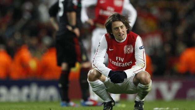 Zklamaný Tomáš Rosický po vyřazení Arsenalu z Ligy mistrů. Zklamaný Tomáš Rosický po vyřazení Arsenalu z Ligy mistrů.