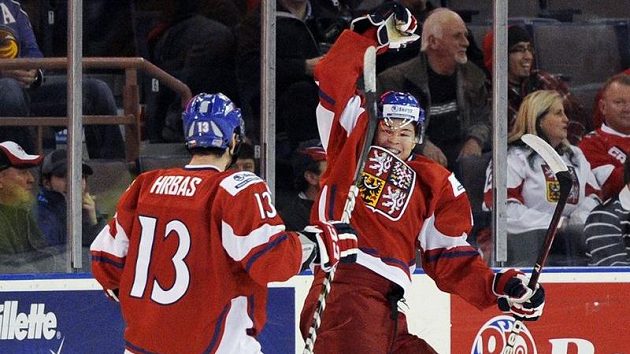 Tomáš Hertl (vpravo) oslavuje s Hrbasem český gól na MS dvacetiletých. Tomáš Hertl (vpravo) oslavuje s Hrbasem český gól na MS dvacetiletých.