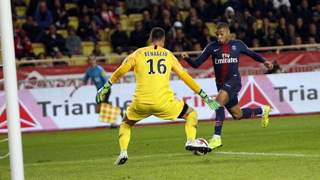 Hvězdný střelec PSG Kylian Mbappe zakončuje jednu z akcí v utkání francouzské ligy s Monakem. Hvězdný střelec PSG Kylian Mbappe zakončuje jednu z akcí v utkání francouzské ligy s Monakem.
