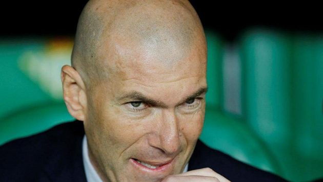 Trenér fotbalového Realu Madrid Zinedine Zidane má o čem přemýšlet. Trenér fotbalového Realu Madrid Zinedine Zidane má o čem přemýšlet.