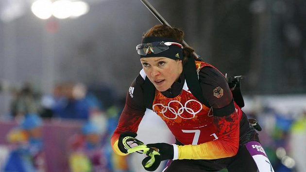 Německá biatlonistka Evi Sachenbacherová-Stehleová na trati závodu s hromadným startem. Německá biatlonistka Evi Sachenbacherová-Stehleová na trati závodu s hromadným startem.