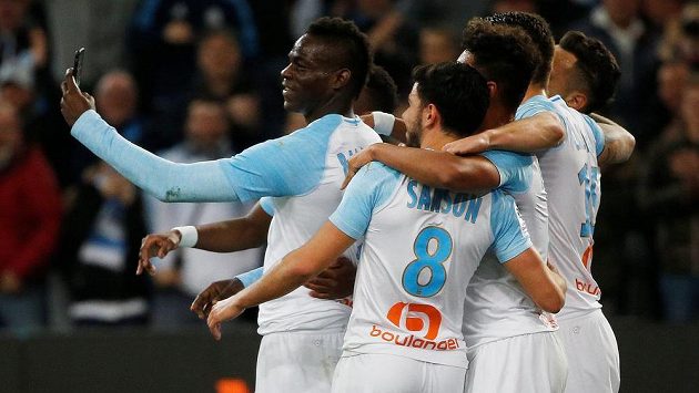 Mario Balotelli slaví se spoluhráči z Marseille gól proti St. Etienne. Mario Balotelli slaví se spoluhráči z Marseille gól proti St. Etienne.