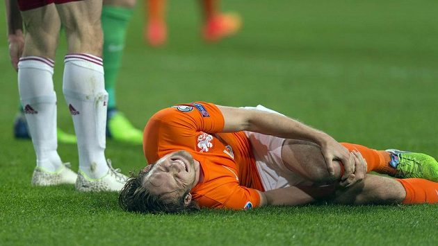 Nizozemský fotbalista Daley Blind se drží za zraněné koleno v utkání proti Lotyšsku po střetu s Eduardsem Viskanovsem. Nizozemský fotbalista Daley Blind se drží za zraněné koleno v utkání proti Lotyšsku po střetu s Eduardsem Viskanovsem.