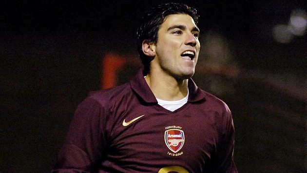 Bývalý španělský fotbalový reprezentant José Antonio Reyes zemřel v 35 letech při autonehodě. Bývalý španělský fotbalový reprezentant José Antonio Reyes zemřel v 35 letech při autonehodě.