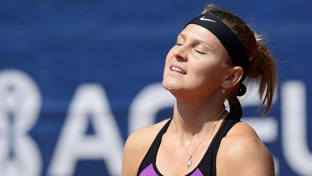 Zklamaná česká tenistka Lucie Šafářová musela odstoupit z turnaje v Madridu. Zklamaná česká tenistka Lucie Šafářová musela odstoupit z turnaje v Madridu.