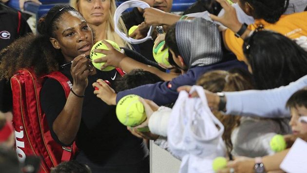Serena Williamsová rozdávala autogramy po exhibici v Abú Zabí. Serena Williamsová rozdávala autogramy po exhibici v Abú Zabí.