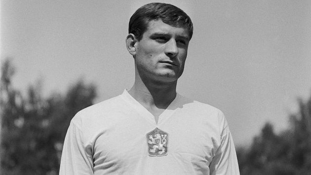 Bývalý československý fotbalový reprezentant Vladimír Weiss nejstarší (na snímku z roku 1963) zemřel. Stříbrnému medailistovi z olympijských her v roce 1964 v Tokiu bylo 78 let. Bývalý československý fotbalový reprezentant Vladimír Weiss nejstarší (na snímku z roku 1963) zemřel. Stříbrnému medailistovi z olympijských her v roce 1964 v Tokiu bylo 78 let.