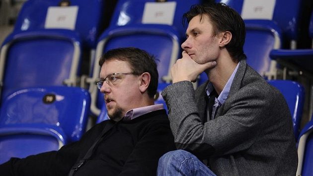 Radim Cepek (vpravo) a Zdeněk Skružný pečlivě sledovali národní tým již na MS ve Švýcarsku. Radim Cepek (vpravo) a Zdeněk Skružný pečlivě sledovali národní tým již na MS ve Švýcarsku.
