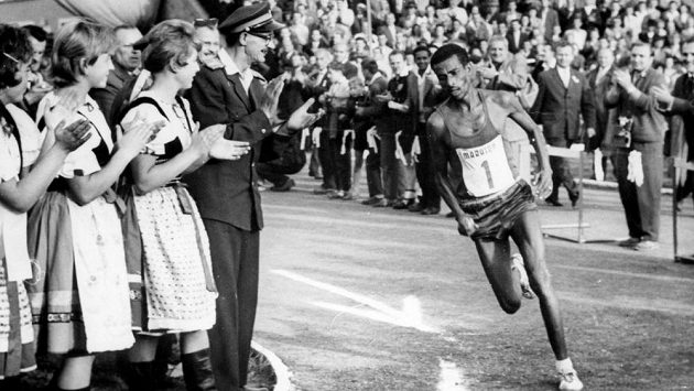Etiopan Abebe Bikila byl současníkem a rivalem Buddyho Edelena. (zde košický maratón 1961) Etiopan Abebe Bikila byl současníkem a rivalem Buddyho Edelena. (zde košický maratón 1961)