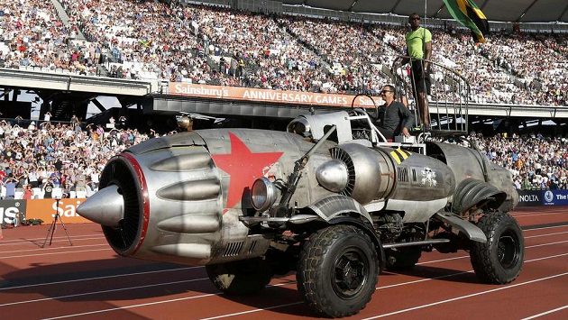 Usain Bolt se rozhlíží ze svérázné rakety, která ho v Londýně dovezla na start běhu na 100 metrů. Usain Bolt se rozhlíží ze svérázné rakety, která ho v Londýně dovezla na start běhu na 100 metrů.