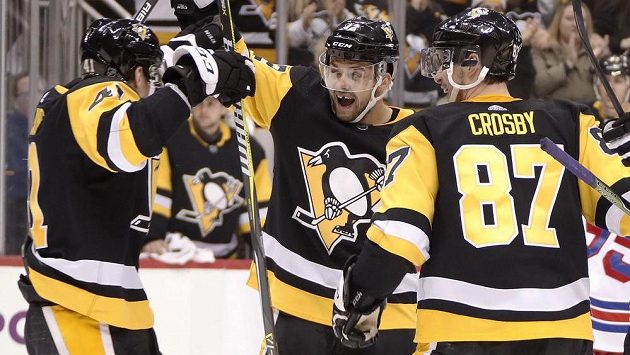 Dominik Simon (uprostřed) slaví se spoluhráči z Pittsburghu Danielem Sprongem a Sidneym Crosbym premiérový gól v NHL. Dominik Simon (uprostřed) slaví se spoluhráči z Pittsburghu Danielem Sprongem a Sidneym Crosbym premiérový gól v NHL.
