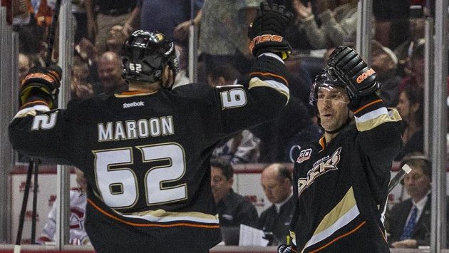 Obránce Francois Beauchemin (vpravo) z Anaheimu se raduje ze své kuriózní trefy proti Montrealu se spoluhráčem Patrickem Maroonem. Obránce Francois Beauchemin (vpravo) z Anaheimu se raduje ze své kuriózní trefy proti Montrealu se spoluhráčem Patrickem Maroonem.