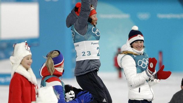 Veronika Vítková (vpravo) sleduje radost vítězky Laury Dahlmeierové. Veronika Vítková (vpravo) sleduje radost vítězky Laury Dahlmeierové.