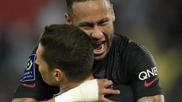Julian Draxler (zády) a Neymar se radují z branky německého reprezentanta v duelu francouzské ligy proti Montpellier. Julian Draxler (zády) a Neymar se radují z branky německého reprezentanta v duelu francouzské ligy proti Montpellier.