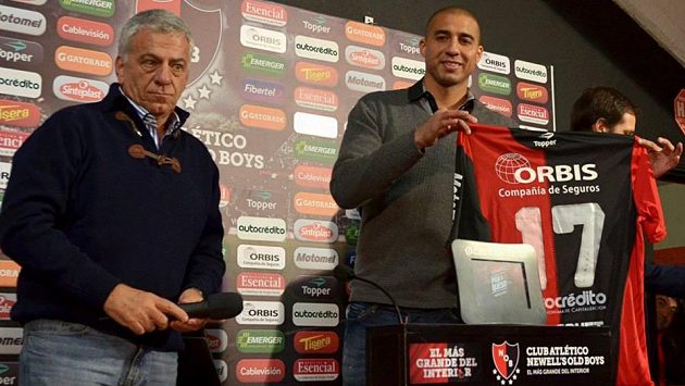 David Trezeguet (vpravo) míří do Turína. David Trezeguet (vpravo) míří do Turína.