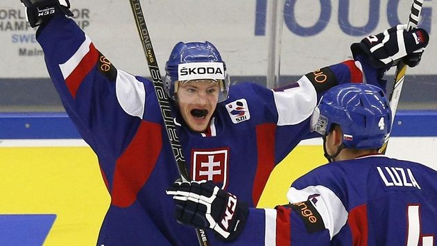 Slovenští hokejisté David Griger (vlevo) a Patrik Luza slaví gól v utkání MS do 20 let proti Německu. Slovenští hokejisté David Griger (vlevo) a Patrik Luza slaví gól v utkání MS do 20 let proti Německu.