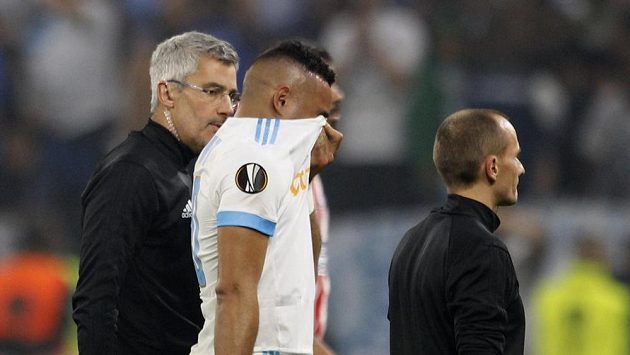 Zraněný kapitán Marseille Dimitri Payet odstupuje z finále EL s Atlétikem. Kvůli zranění si nezahraje ani na MS. Zraněný kapitán Marseille Dimitri Payet odstupuje z finále EL s Atlétikem. Kvůli zranění si nezahraje ani na MS.