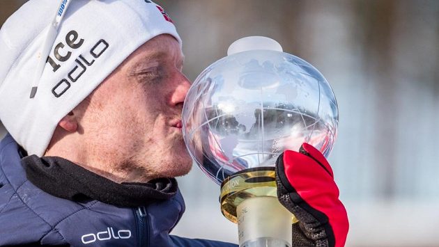 Norský biatlonista Johannes Thingnes Bö s křišťálovým glóbem pro celkového vítěze Světového poháru. Norský biatlonista Johannes Thingnes Bö s křišťálovým glóbem pro celkového vítěze Světového poháru.
