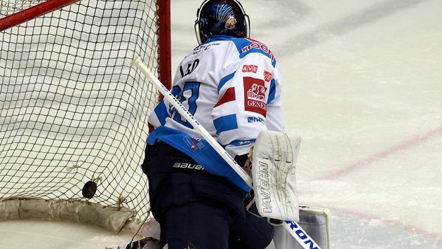 Brankář Chomutova Ján Laco dostává gól v utkání předkola play off hokejové extraligy. Brankář Chomutova Ján Laco dostává gól v utkání předkola play off hokejové extraligy.