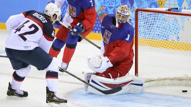 Ondřej Pavelec překonán, David Backes může jásat. Ondřej Pavelec překonán, David Backes může jásat.