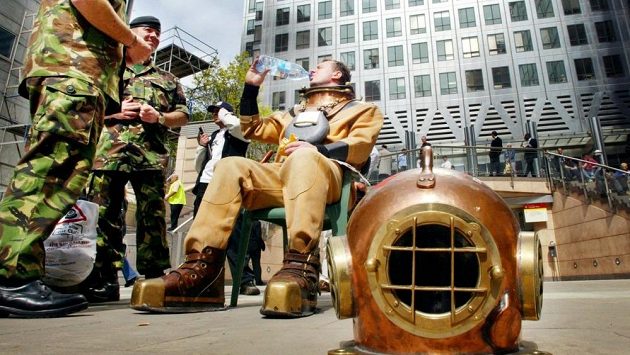 Není ostudou, jste-li poslední, když na sobě navíc taháte 60 kilo. Není ostudou, jste-li poslední, když na sobě navíc taháte 60 kilo.