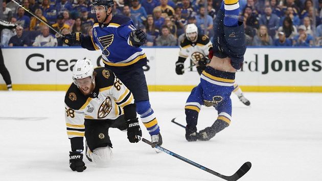 Hokejista Bostonu David Pastrňák (88) vyšel ze střetu s Braydenem Schennem o poznání lépe. Hokejista Bostonu David Pastrňák (88) vyšel ze střetu s Braydenem Schennem o poznání lépe.