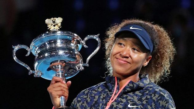 Vítězka Australian Open z roku 2021 Naomi Ósakaová s trofejí Vítězka Australian Open z roku 2021 Naomi Ósakaová s trofejí