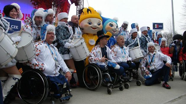 Výprava českých paralympioniků při uvítání v Soči. Výprava českých paralympioniků při uvítání v Soči.
