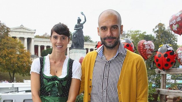 Kouč Bayernu Mnichov Pep Guardiola na Oktoberfestu s manželkou Cristinou. Kouč Bayernu Mnichov Pep Guardiola na Oktoberfestu s manželkou Cristinou.