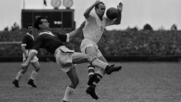 Ve věku 86 let zemřel bývalý fotbalový reprezentant Tadeáš Kraus. Za Československo hrál na světových šampionátech v letech 1954 a 1958, s pražskou Spartou získal v roce 1965 mistrovský titul. Ve věku 86 let zemřel bývalý fotbalový reprezentant Tadeáš Kraus. Za Československo hrál na světových šampionátech v letech 1954 a 1958, s pražskou Spartou získal v roce 1965 mistrovský titul.