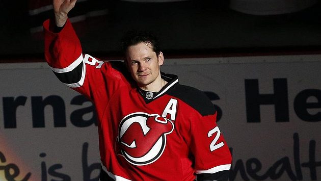 Patrik Eliáš z New Jersey po zápase s Buffalem, proti nemuž dosáhl na hranici 1000. bodů v NHL. Patrik Eliáš z New Jersey po zápase s Buffalem, proti nemuž dosáhl na hranici 1000. bodů v NHL.