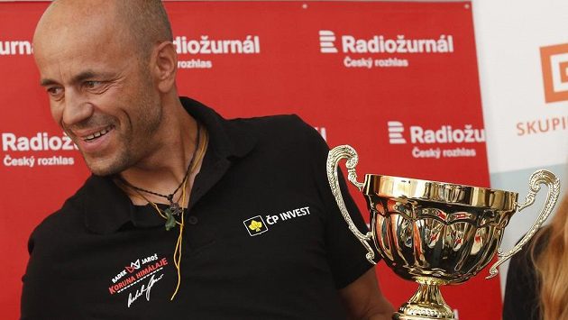 Radek Jaroš se symbolickým pohárem poté, co zdolal vrchol K2. Radek Jaroš se symbolickým pohárem poté, co zdolal vrchol K2.