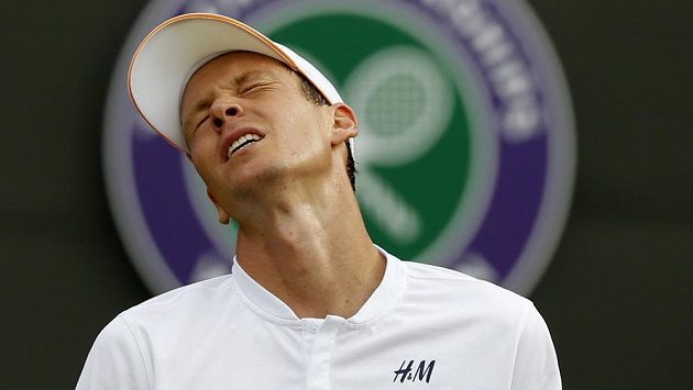 Zklamaný Tomáš Berdych. Ve Wimbledonu letos skončil už ve 3. kole. Zklamaný Tomáš Berdych. Ve Wimbledonu letos skončil už ve 3. kole.